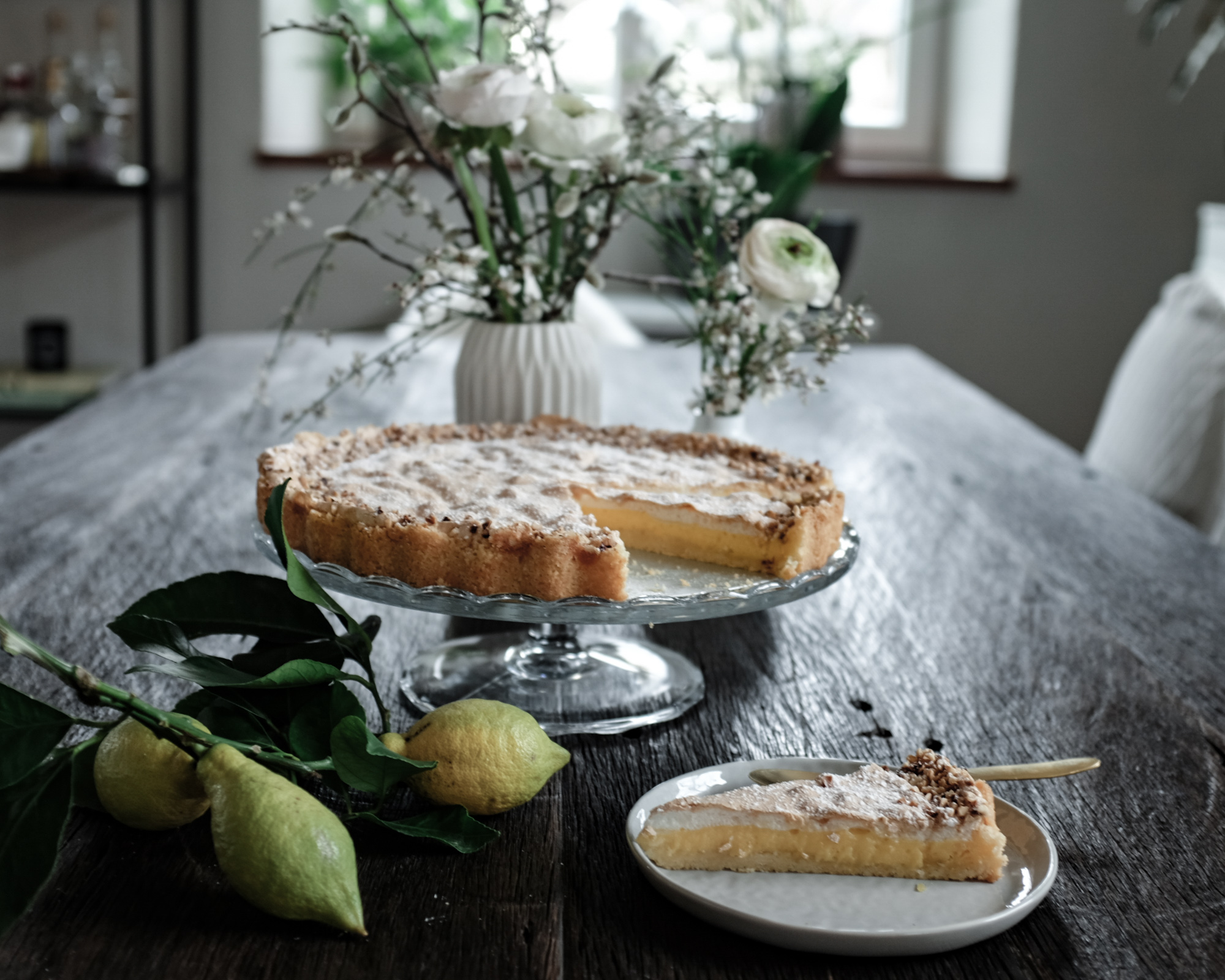 Eine alte Kommode mit neuem Anstrich und ein Rezept für eine köstliche Zitronentarte