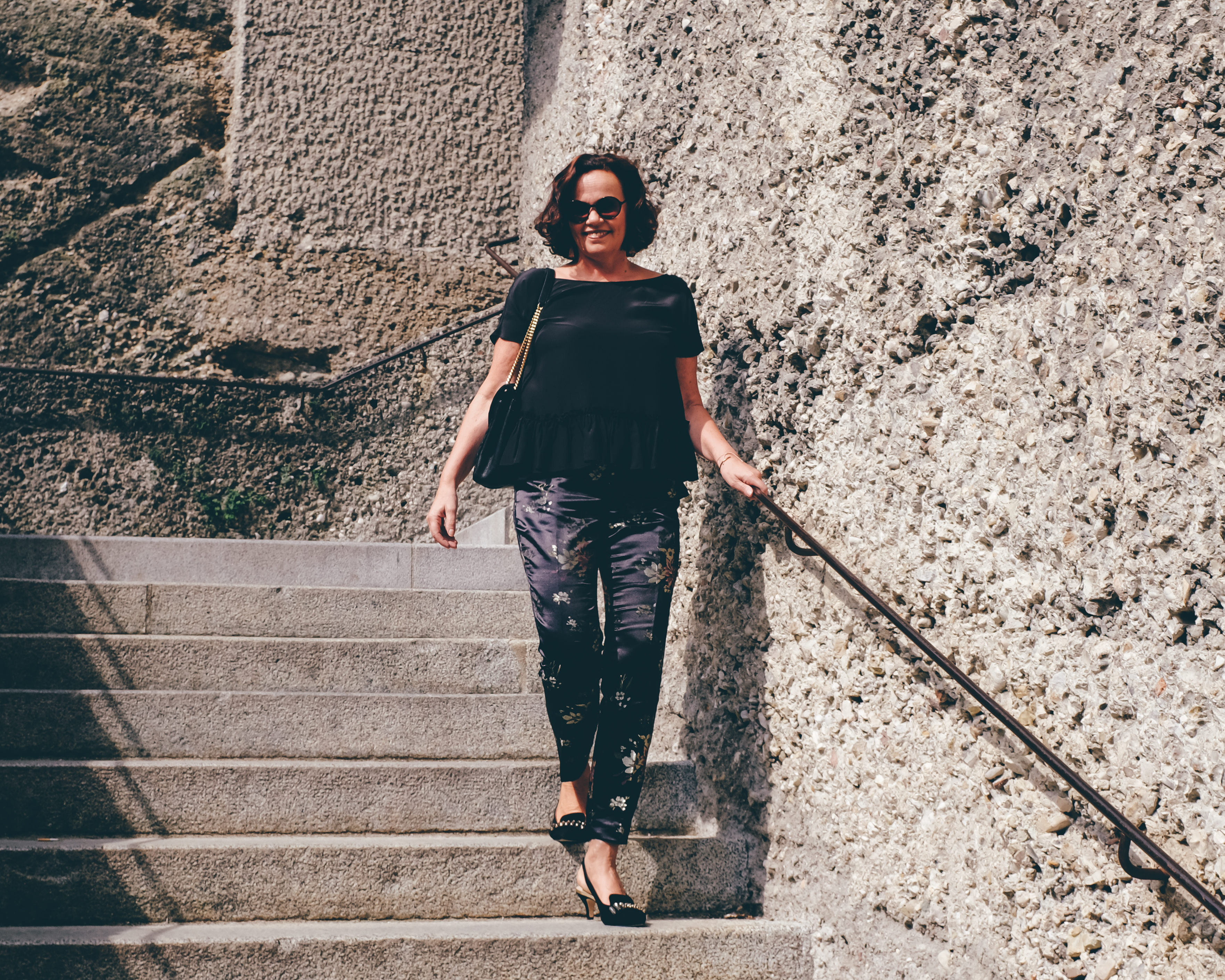 Sommerlicher Ausgehlook: Seidenshirt und Hose mit Blumenmuster