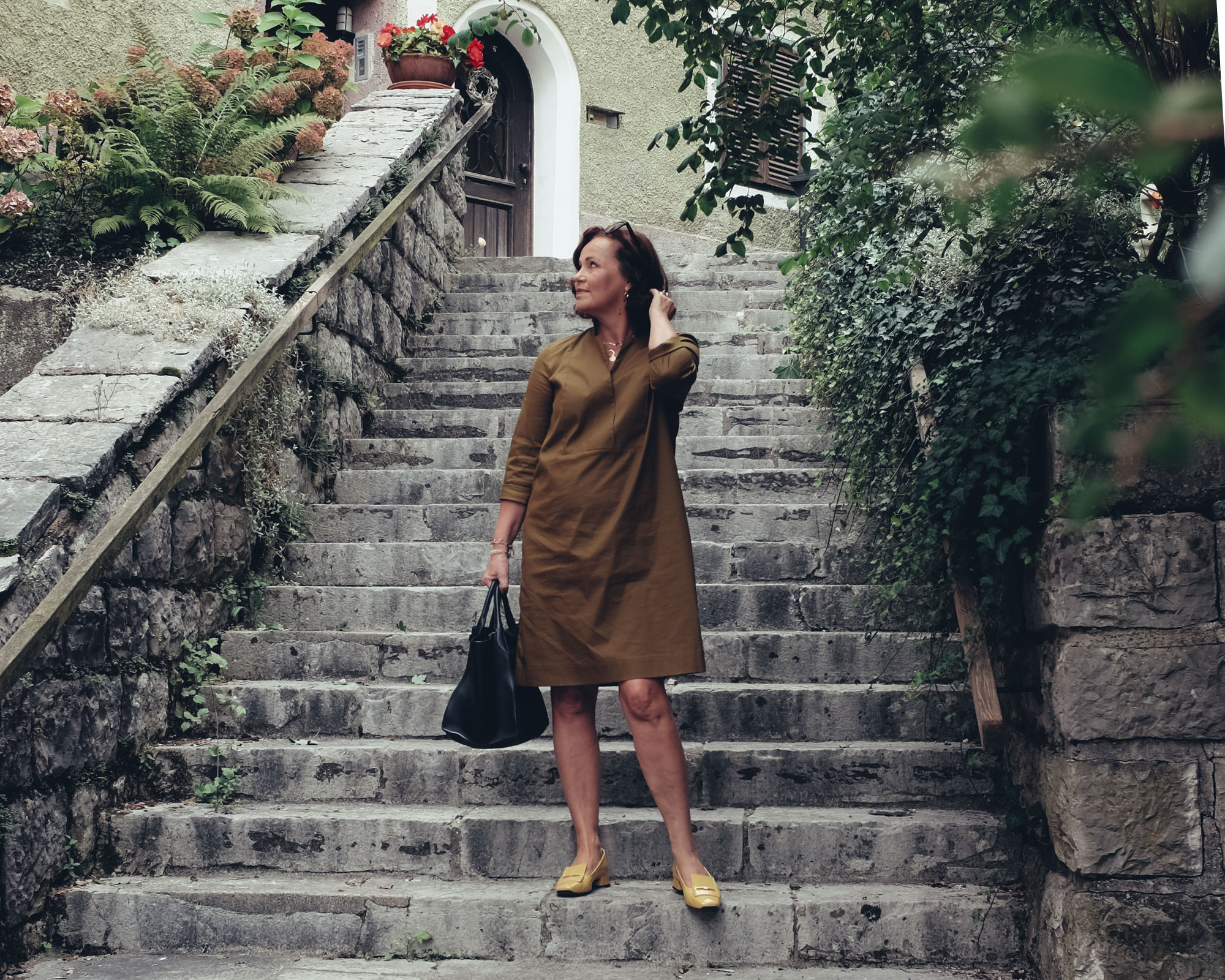 Spätsommer: Kleid und Mantel in khakigrün & Rezept für einen Tomatensalat mit Sumach-Zwiebeln