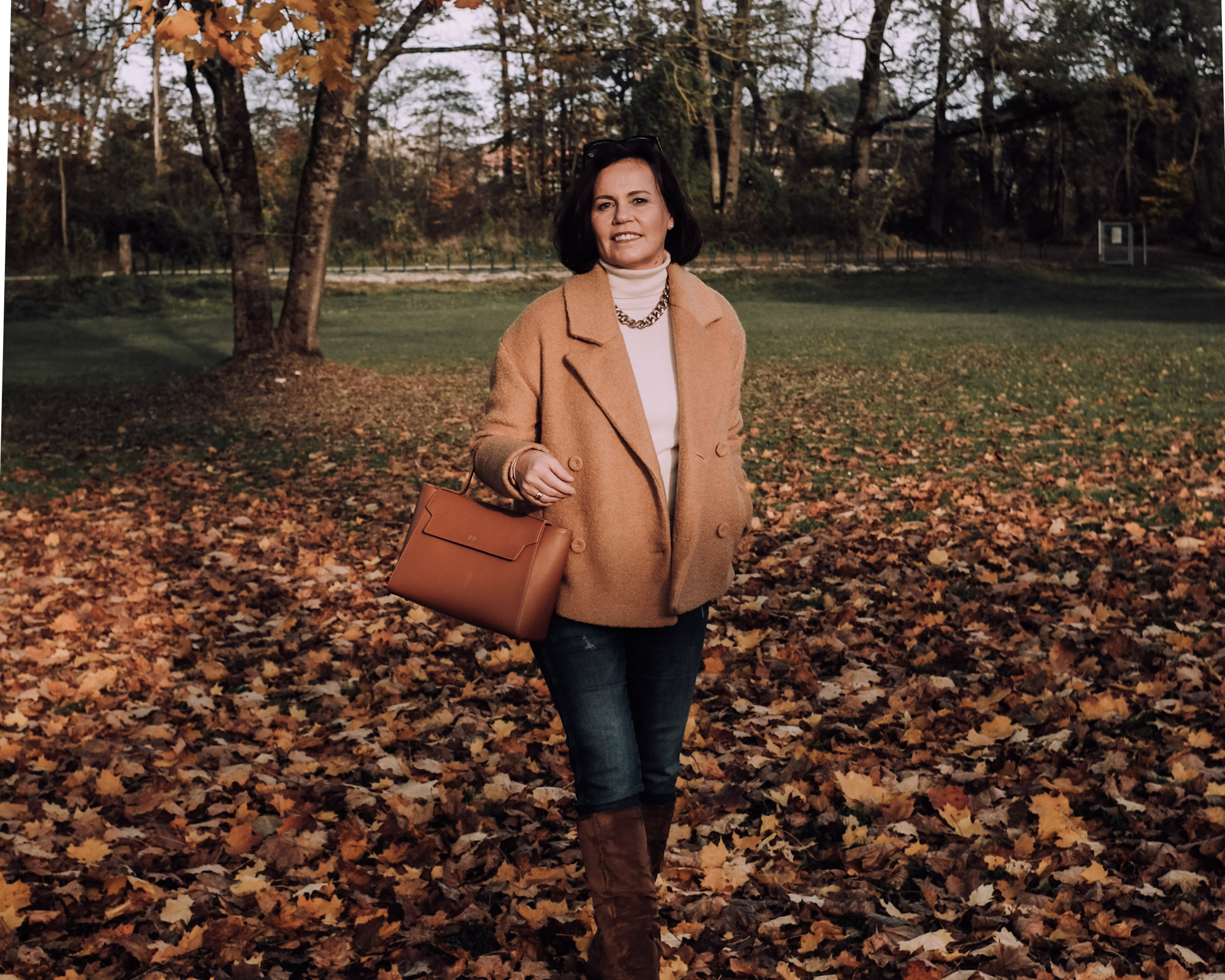 Camel und Jeans – ein lässiger Herbstlook für jeden Tag