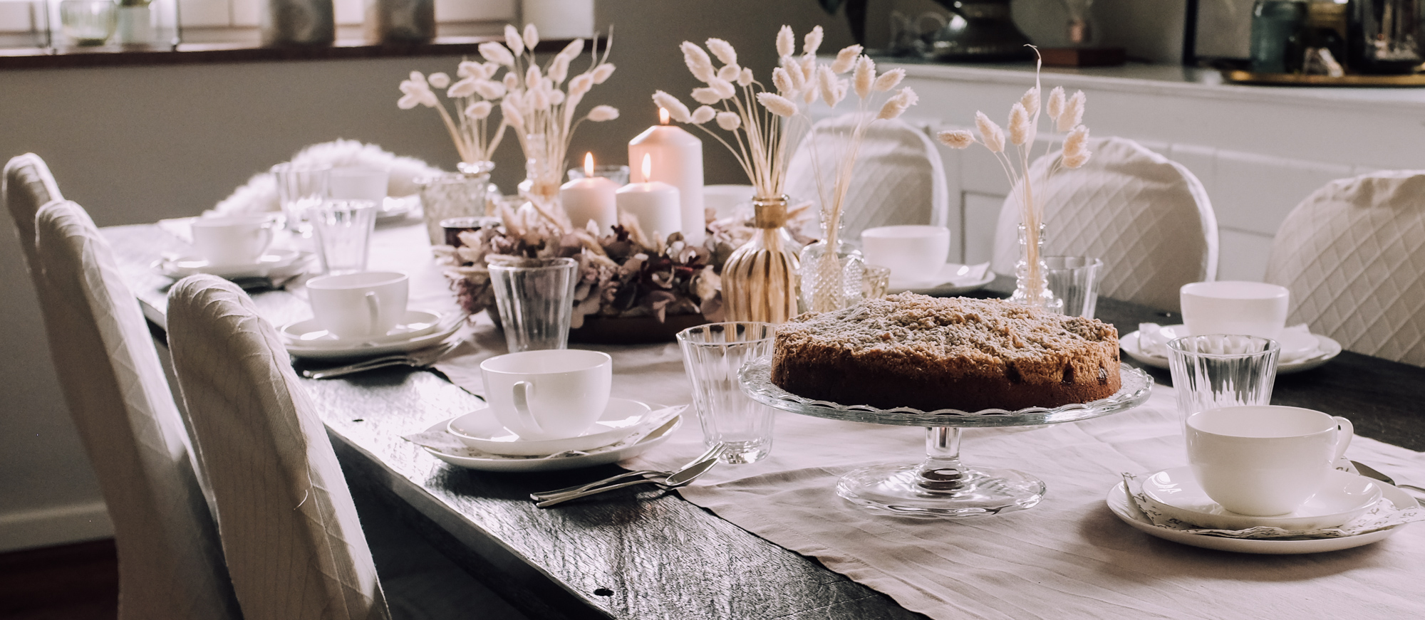 Herbstliche Tischdekoration – ein Kranz aus Trockenblumen & die beste Schokomousse-Torte