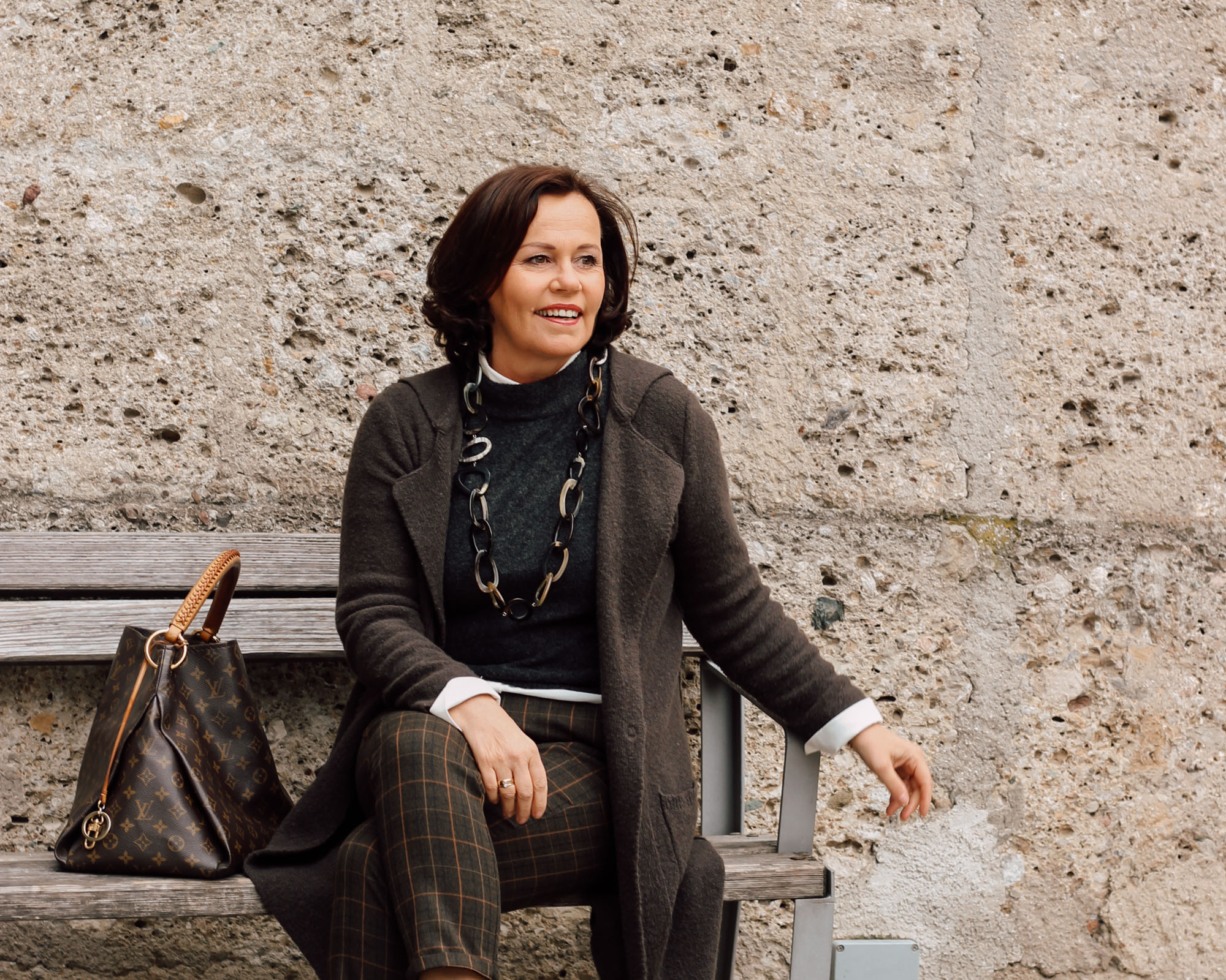 Cooler Herbstlook: Pullunder und Strickmantel & flaumige Apfel-Zimt-Schnecken-Muffins