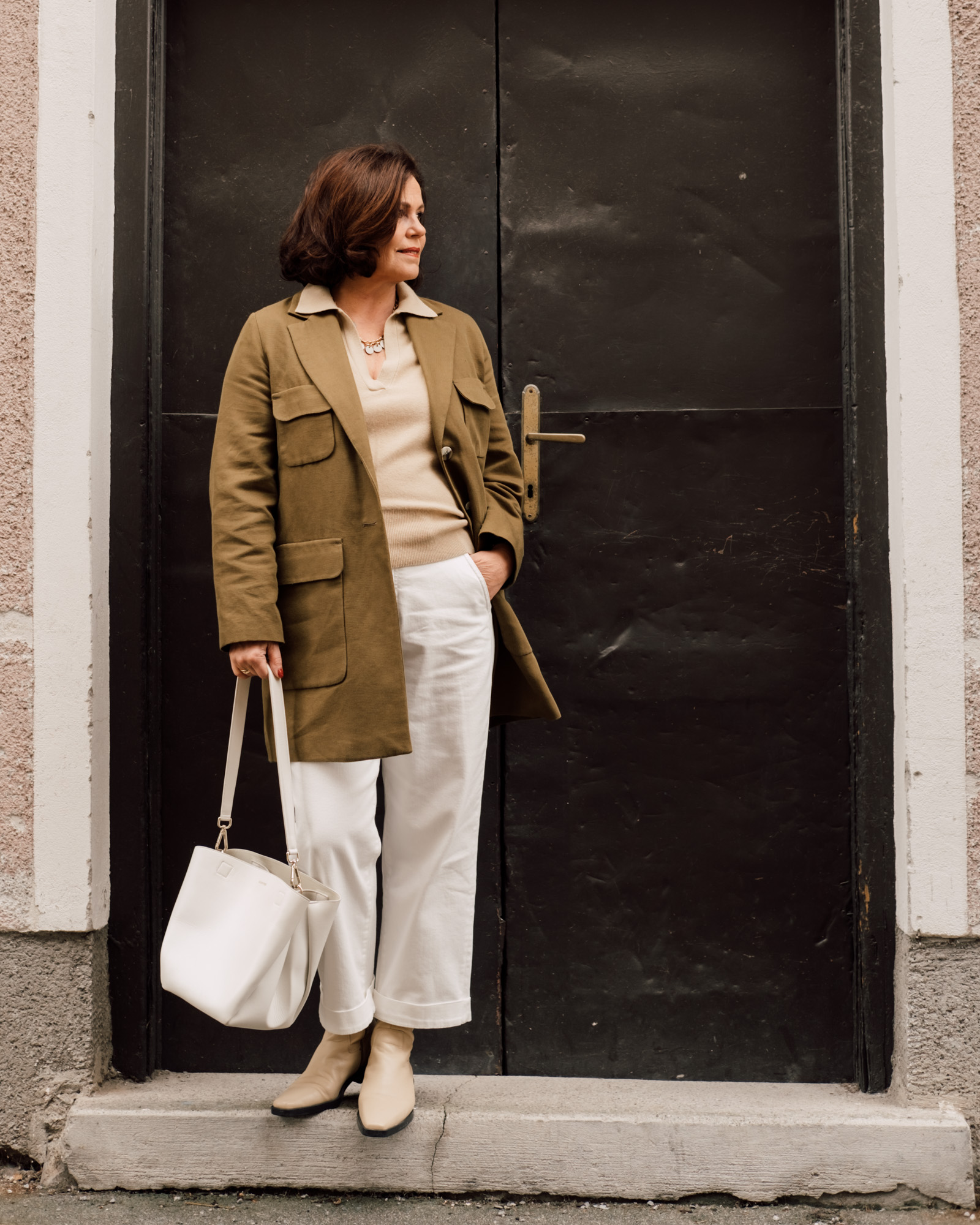 Weiße Jeans im Frühling & Rezept für Paprikahendl mit Bärlauchnockerl