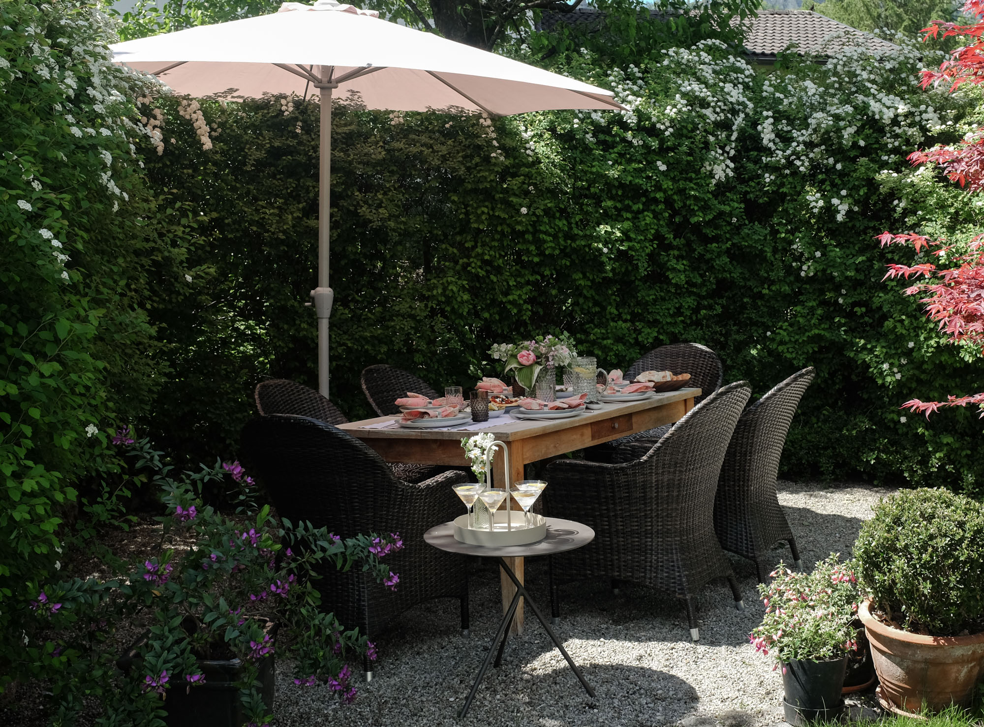 Ein stilvoll gedeckter Tisch im Grünen – Inspirationen und Rezepte