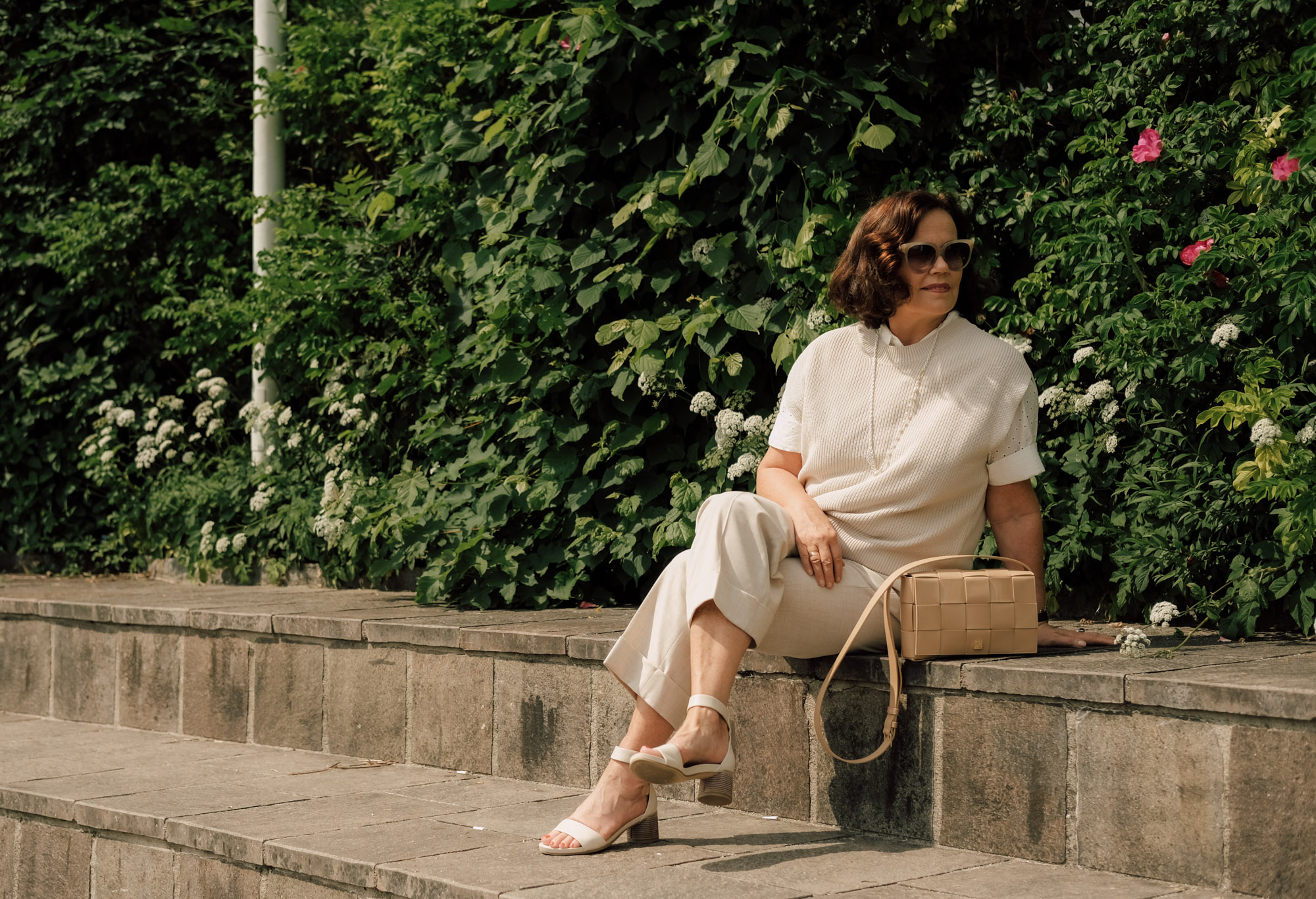 Entspannter Citylook – monochrom gestylt in hellen Naturfarben