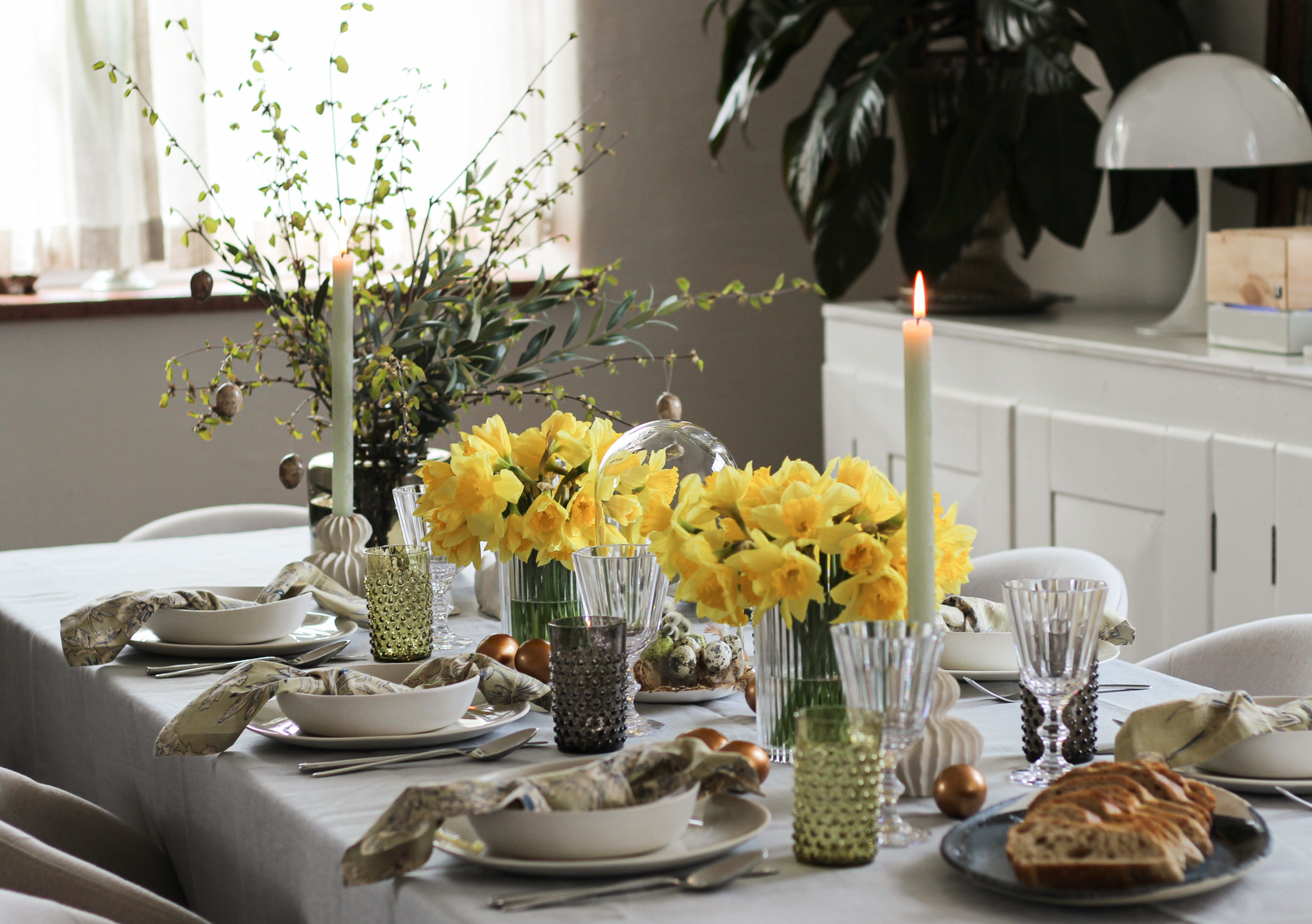 Natürliche Eleganz für die Ostertafel: edle Tischwäsche und sonnige Blumenakzente