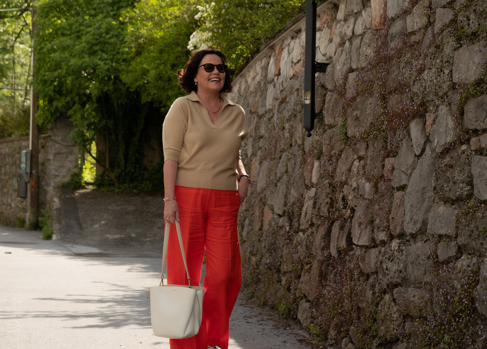 Orange Leinenhose – Outfitideen für einen lässig- chicen Look