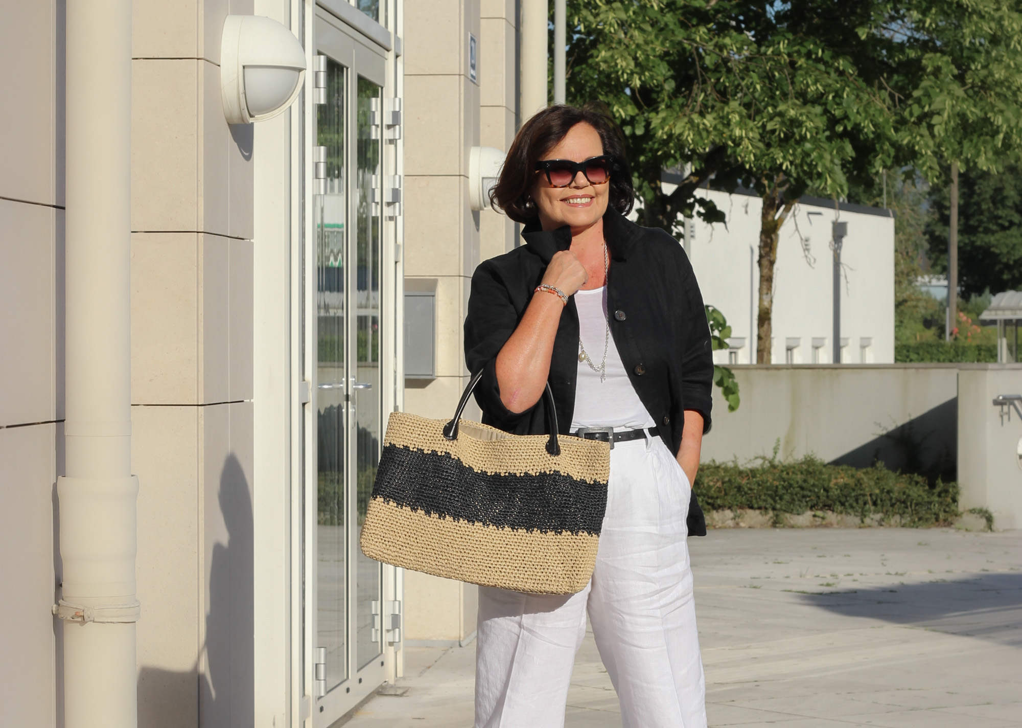 Schwarz-Weiß mit Stil: Tipps für lässig-edle Leinenlooks