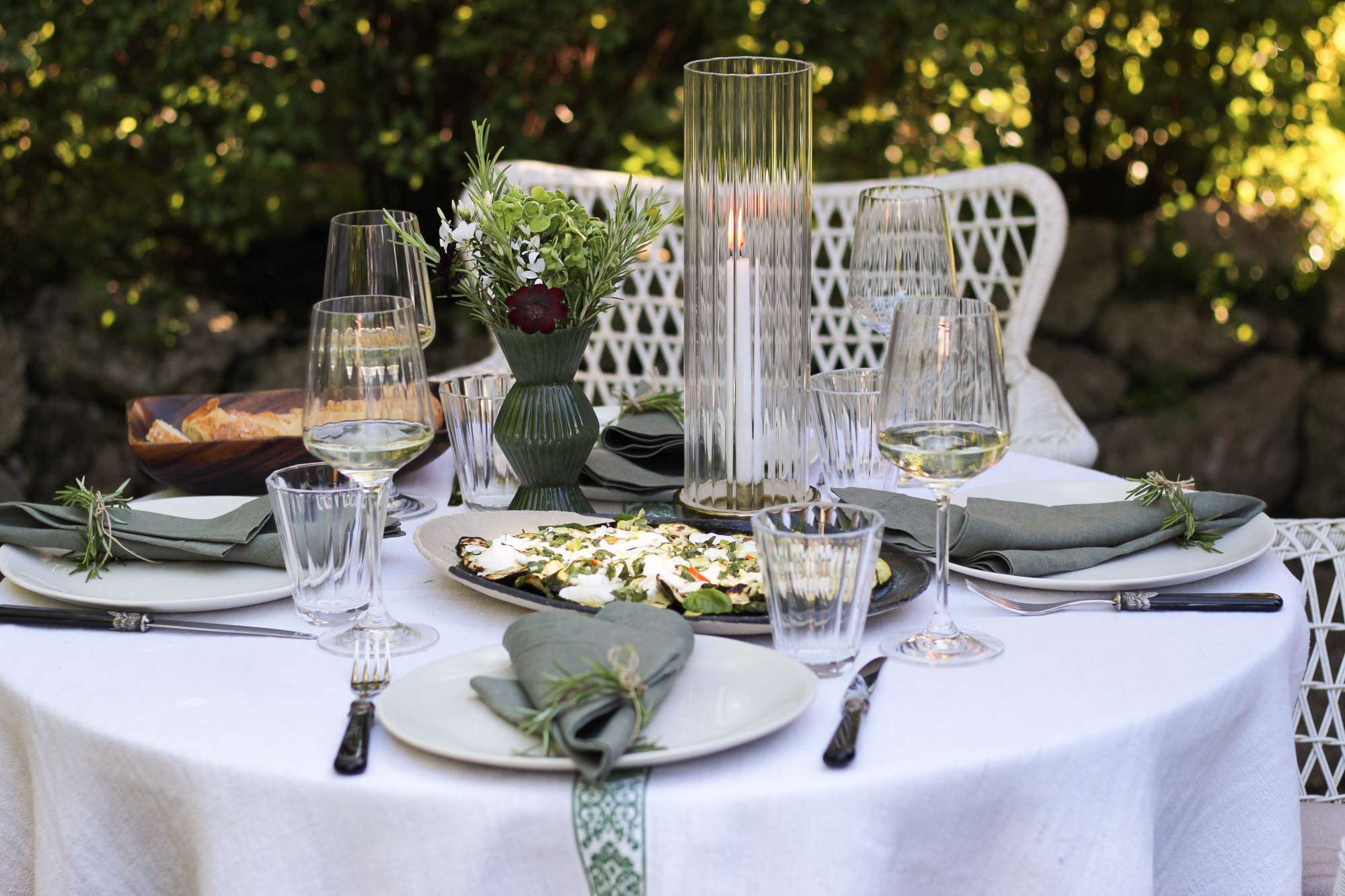 Sommerabend: Ein stilvoll gedeckter Tisch & ein Rezept für leichten Genuss